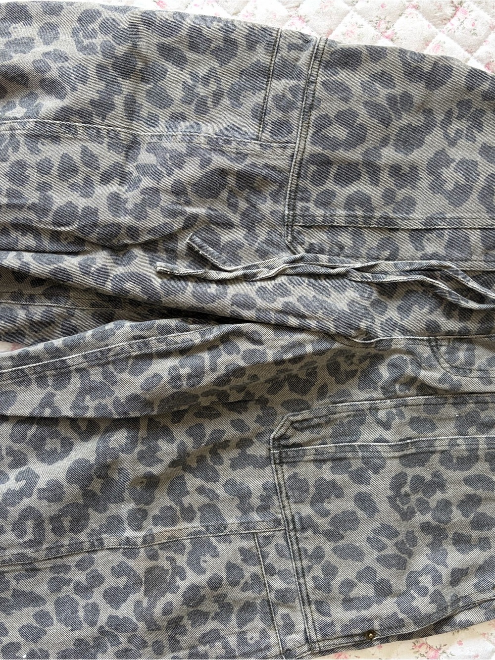 BRAND NEW Leopard Print Wide-Leg/barrel Jeans in Gray